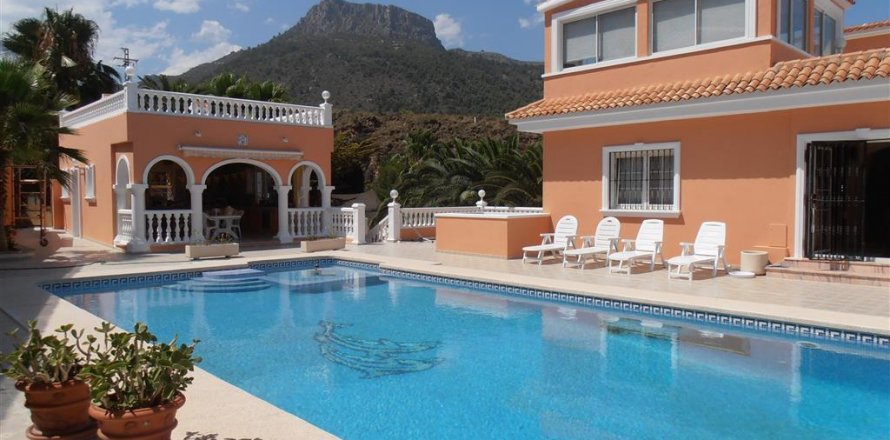 Villa in Calpe, Alicante, Spain 5 bedrooms, 460 sq.m. No. 25148