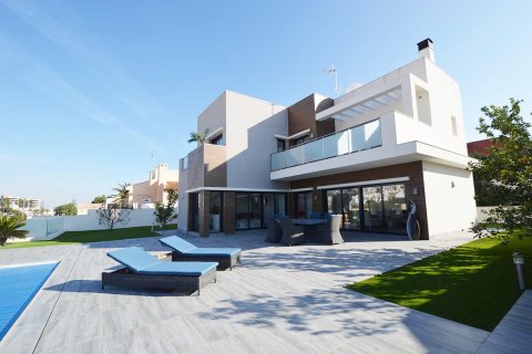 Villa for sale in Cabo Roig, Alicante, Spain 4 bedrooms, 215 sq.m. No. 19307 - photo 1