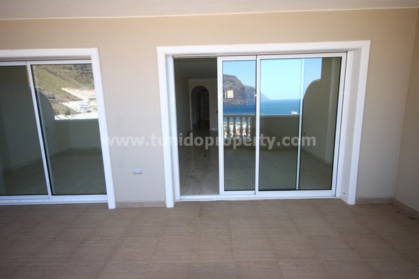 Apartment in Acantilado De Los Gigantes, Tenerife, Spain 2 bedrooms, 110 sq.m. No. 24303