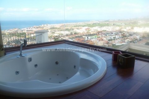 Villa for sale in Torviscas, Tenerife, Spain 4 bedrooms, 690 sq.m. No. 24291 - photo 1