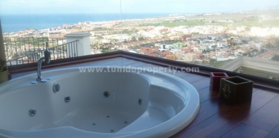 Villa in Torviscas, Tenerife, Spain 4 bedrooms, 690 sq.m. No. 24291