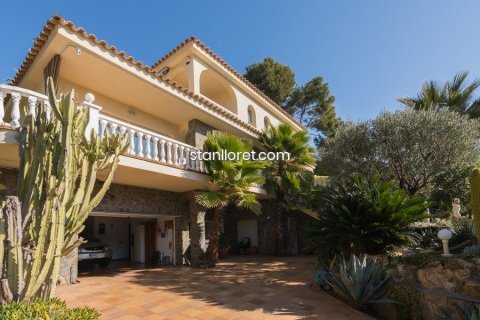 Villa for sale in Blanes, Girona, Spain 4 bedrooms, 455 sq.m. No. 21184 - photo 1