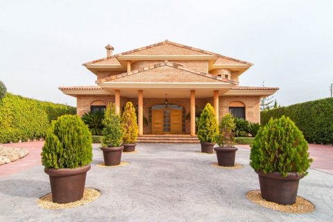 Villa for sale in San Vicente del Raspeig, Alicante, Spain 5 bedrooms, 739 sq.m. No. 25161 - photo 1