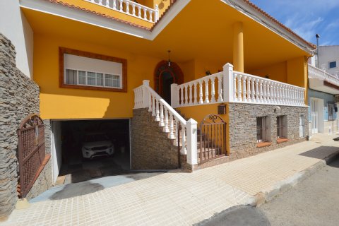 Villa for sale in Pilar de la Horadada, Alicante, Spain 4 bedrooms, 357 sq.m. No. 19332 - photo 1