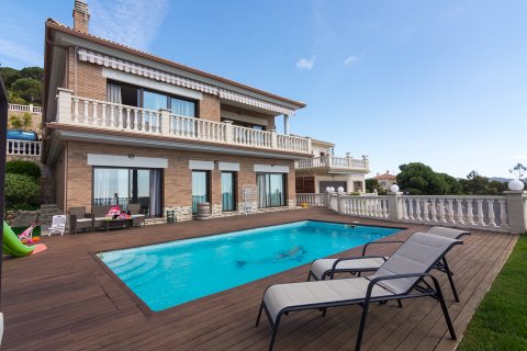 House for sale in Lloret de Mar, Girona, Spain 4 bedrooms, 330 sq.m. No. 28569 - photo 1