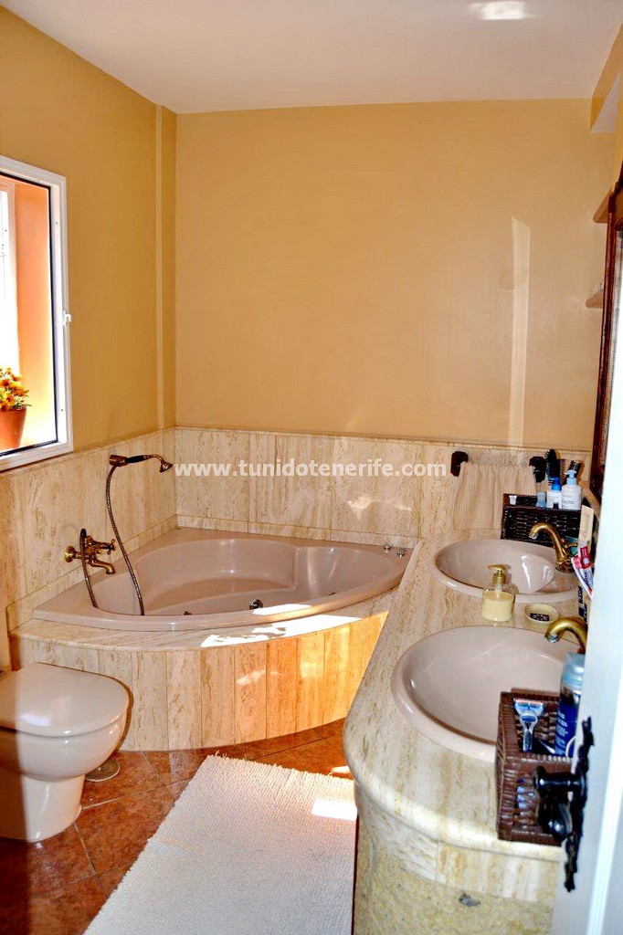 Villa a Torviscas, Tenerife, Spagna 4 camere da letto, 400 mq. N° 24286