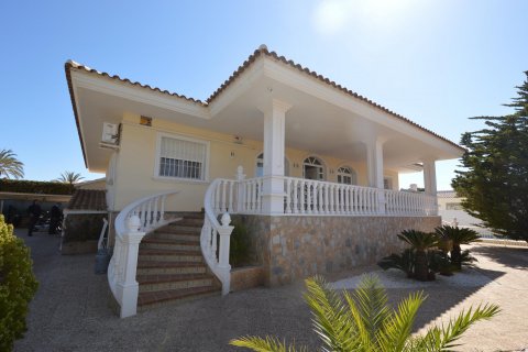 Villa for sale in Cabo Roig, Alicante, Spain 4 bedrooms, 230 sq.m. No. 19240 - photo 3