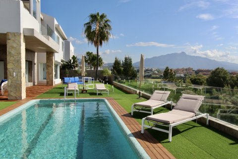 Villa for sale in Estepona, Malaga, Spain 3 bedrooms, 350 sq.m. No. 21151 - photo 2