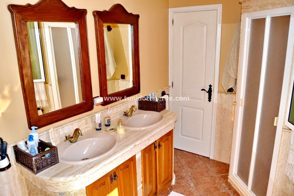 Villa a Torviscas, Tenerife, Spagna 4 camere da letto, 400 mq. N° 24286