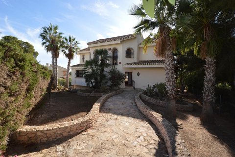 Villa for sale in Villamartin, Alicante, Spain 3 bedrooms, 373 sq.m. No. 19365 - photo 2
