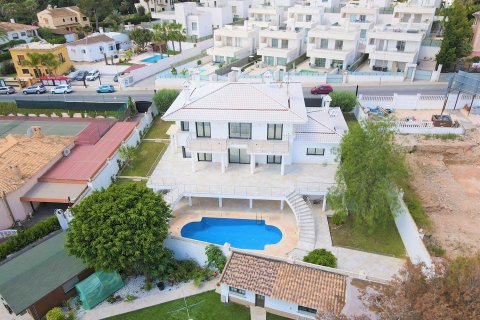 Villa for sale in Villamartin, Alicante, Spain 4 bedrooms, 531 sq.m. No. 19405 - photo 4