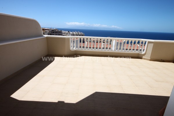 Apartment in Acantilado De Los Gigantes, Tenerife, Spain 2 bedrooms, 90 sq.m. No. 24302
