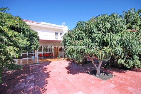 Finca for sale in Callao Salvaje, Tenerife, Spain 6 bedrooms, 280 sq.m. No. 24396 - photo 9