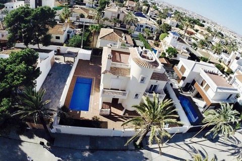 Villa for sale in Cabo Roig, Alicante, Spain 5 bedrooms, 250 sq.m. No. 29547 - photo 24