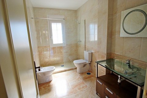 Villa for sale in Cabo Roig, Alicante, Spain 5 bedrooms, 250 sq.m. No. 29547 - photo 17