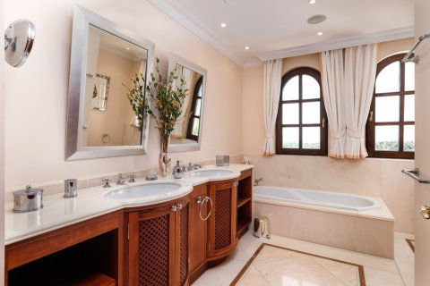 Villa for sale in Benahavis, Malaga, Spain 5 bedrooms, 1025 sq.m. No. 29820 - photo 11