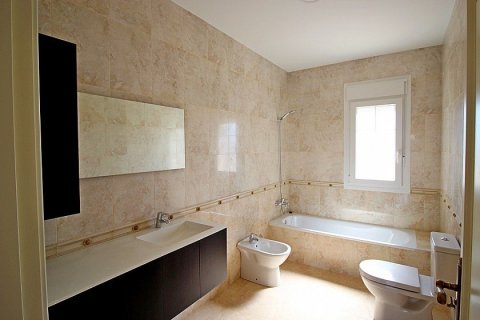 Villa for sale in Cabo Roig, Alicante, Spain 5 bedrooms, 250 sq.m. No. 29547 - photo 16