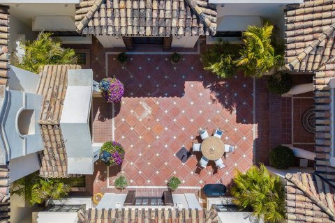 Villa for sale in Benahavis, Malaga, Spain 5 bedrooms, 1025 sq.m. No. 29820 - photo 4