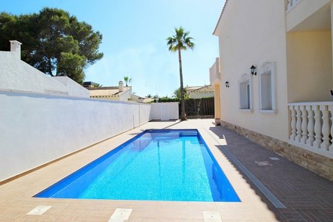 Villa for sale in Cabo Roig, Alicante, Spain 5 bedrooms, 250 sq.m. No. 29547 - photo 3