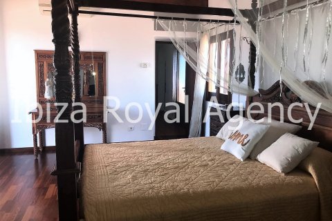 Villa for rent in Sant Josep de sa Talaia, Ibiza, Spain 3 bedrooms, 300 sq.m. No. 30877 - photo 12