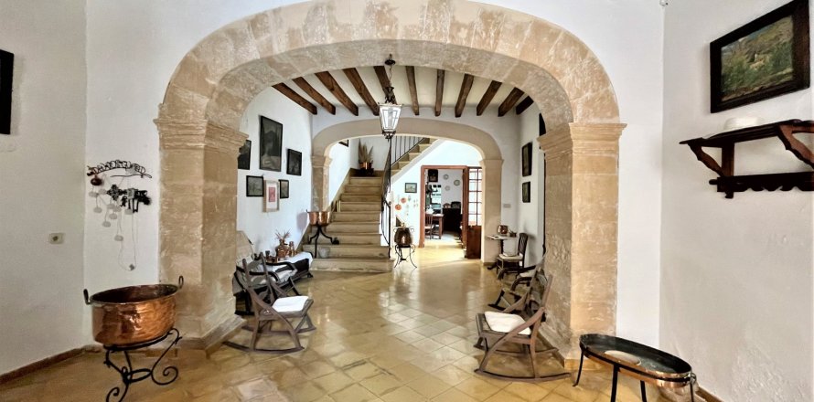 Townhouse in Pollenca, Mallorca, Spain 5 bedrooms, 575 sq.m. No. 33400