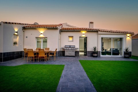 Villa for sale in Cabo Roig, Alicante, Spain 4 bedrooms, 120 sq.m. No. 35325 - photo 1