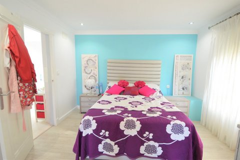 Villa for sale in Villamartin, Alicante, Spain 4 bedrooms, 170 sq.m. No. 35315 - photo 9