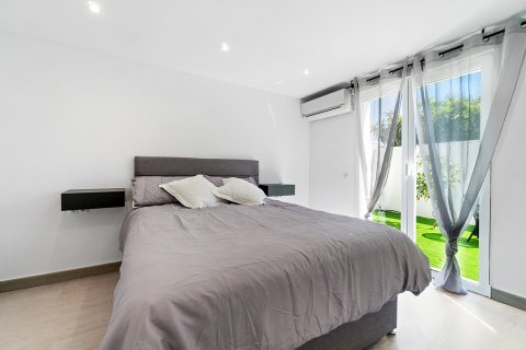 Villa for sale in Cabo Roig, Alicante, Spain 4 bedrooms, 120 sq.m. No. 35325 - photo 8
