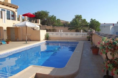 Villa for sale in Cabo Roig, Alicante, Spain 4 bedrooms, 200 sq.m. No. 35303 - photo 2