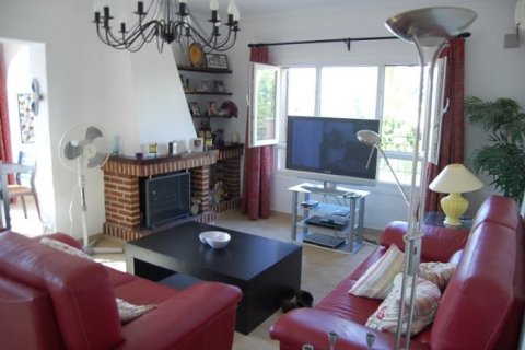 Villa for sale in Cabo Roig, Alicante, Spain 4 bedrooms, 200 sq.m. No. 35303 - photo 3