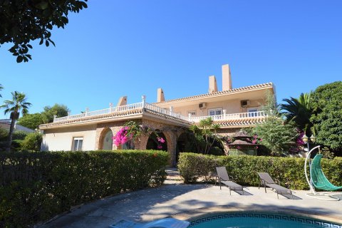 Villa for sale in La Zenia, Alicante, Spain 6 bedrooms, 650 sq.m. No. 35319 - photo 1