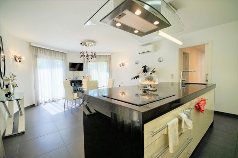 Villa for sale in La Zenia, Alicante, Spain 4 bedrooms, 260 sq.m. No. 35691 - photo 6