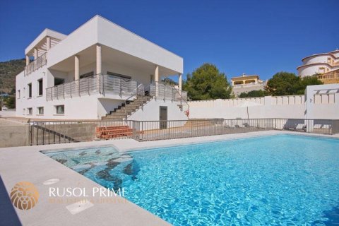 Villa for sale in Calpe, Alicante, Spain 5 bedrooms, 240 sq.m. No. 39445 - photo 1
