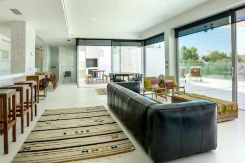 Villa for sale in Alicante, Spain 4 bedrooms, 240 sq.m. No. 46383 - photo 5