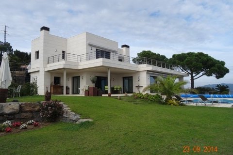 Villa for sale in Lloret de Mar, Girona, Spain 450 sq.m. No. 45715 - photo 2