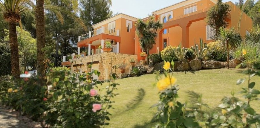 Villa in Denia, Alicante, Spain 4 bedrooms, 460 sq.m. No. 45103