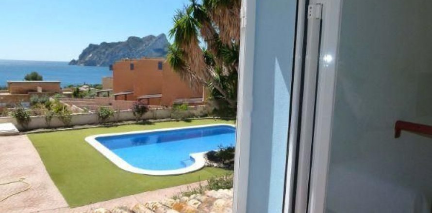 Villa in Calpe, Alicante, Spain 3 bedrooms, 300 sq.m. No. 42428