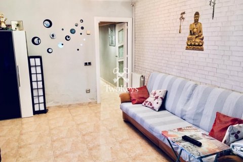 Apartment for sale in Santa Coloma de Gramenet, Barcelona, Spain 3 bedrooms, 66 sq.m. No. 40991 - photo 2
