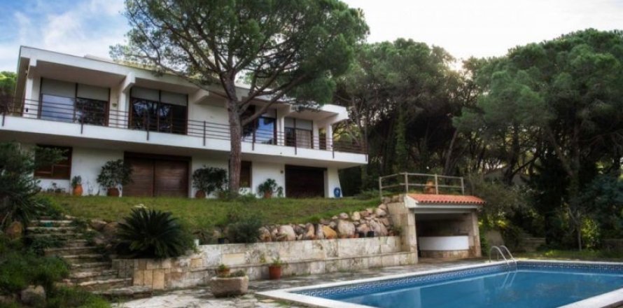 Villa in Lloret de Mar, Girona, Spain 5 bedrooms, 360 sq.m. No. 45680