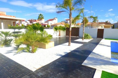 Villa for sale in Guardamar del Segura, Alicante, Spain 3 bedrooms, 154 sq.m. No. 43197 - photo 3