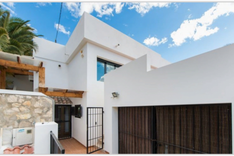 Villa for sale in El Campello, Alicante, Spain 5 bedrooms, 275 sq.m. No. 44036 - photo 2