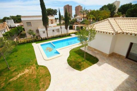 Villa for sale in Alicante, Spain 5 bedrooms, 276 sq.m. No. 43022 - photo 4