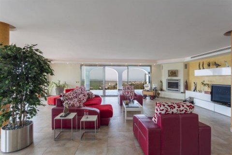 Villa for sale in Alicante, Spain 9 bedrooms, 2.112 sq.m. No. 45040 - photo 8