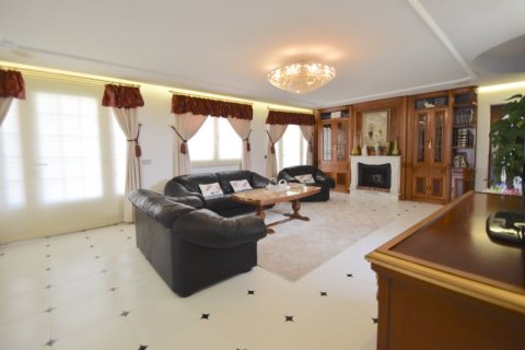 Villa for sale in La Nucia, Alicante, Spain 5 bedrooms, 800 sq.m. No. 42587 - photo 3