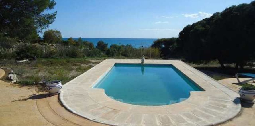 Villa in Villajoyosa, Alicante, Spain 5 bedrooms, 550 sq.m. No. 42449