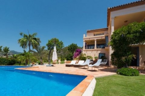 Villa for sale in Alicante, Spain 5 bedrooms, 498 sq.m. No. 45347 - photo 3