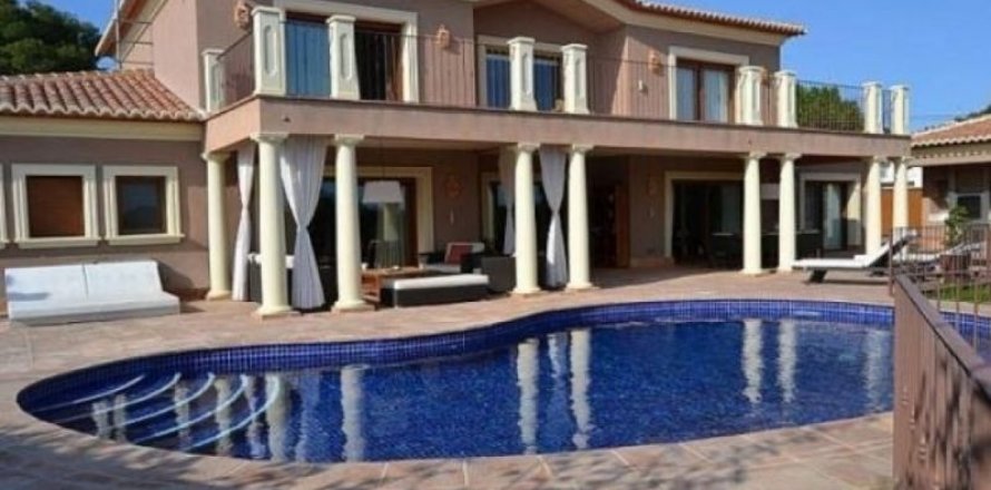 Villa in Moraira, Alicante, Spain 3 bedrooms, 400 sq.m. No. 44403