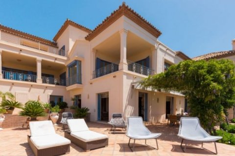 Villa for sale in Alicante, Spain 5 bedrooms, 498 sq.m. No. 45347 - photo 4