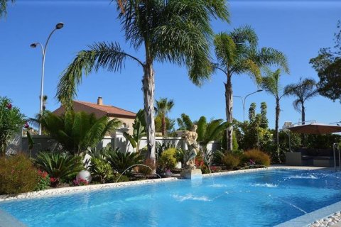 Villa for sale in Campoamor, Alicante, Spain 5 bedrooms, 606 sq.m. No. 41736 - photo 4