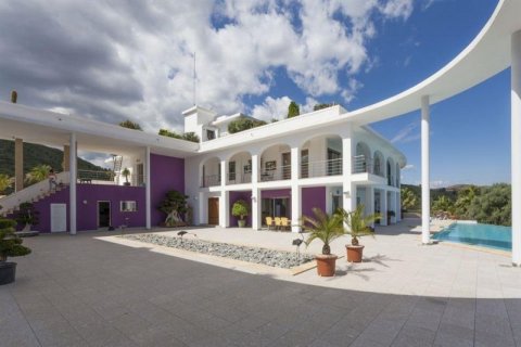 Villa for sale in Alicante, Spain 9 bedrooms, 2.112 sq.m. No. 45040 - photo 6